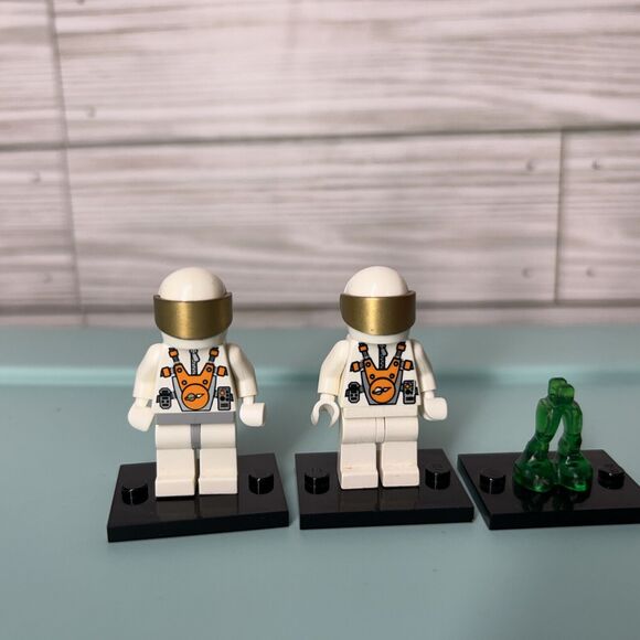 Lego Mars Mission Astronaut Minifigures with Helmets & Green Alien Legs - Picture 2 of 4